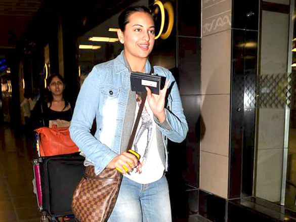 sonakshi and kangna snapped at international airport 8