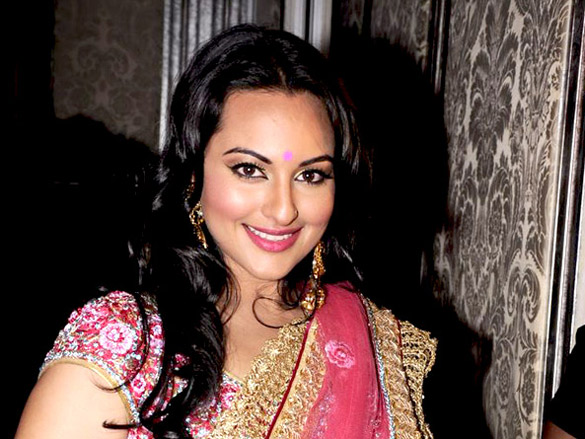 sonakshi sinha walks the ramp for maheka mirpuri 15