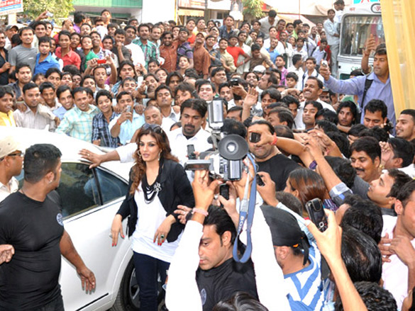 raveena tandon inaugurates zaira diamonds new retail store in ghaziabad 4