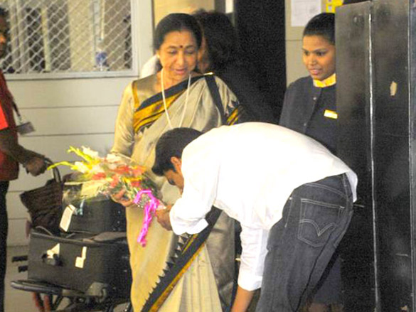 asha bhosle spotted at airport 3