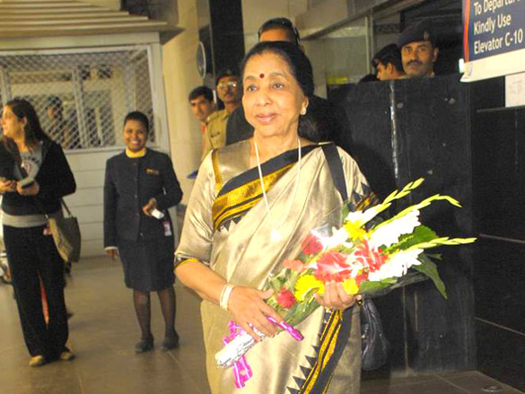 asha bhosle spotted at airport 5