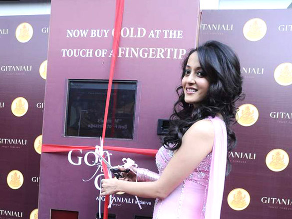 raima sen inaugurates gitanjalis gold and diamond atm 7