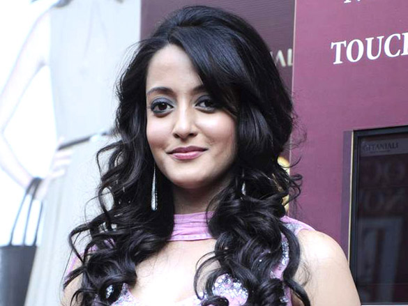 raima sen inaugurates gitanjalis gold and diamond atm 9