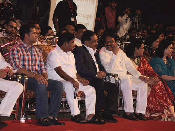 madhuri eesha and urmila at police diwali show 2011 5