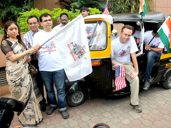 udit narayan beena mehta and others flags off the health rally 2011 6