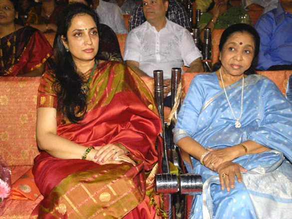 asha bhosle at a marathi concert to pay tribute to yashwant dev 2