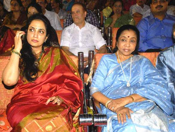 Asha Bhosle at a Marathi concert to pay tribute to Yashwant Dev | Photo ...