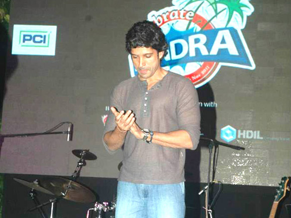 farhan akhtar at celeberate bandra concert 6