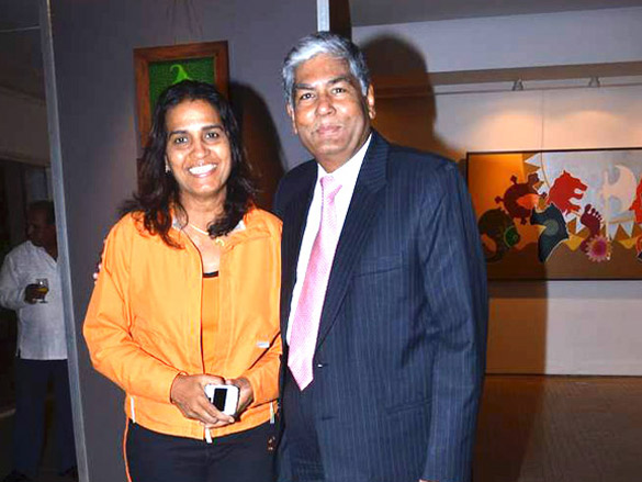 juhi chawla at bharat tripathis art exhibition 8