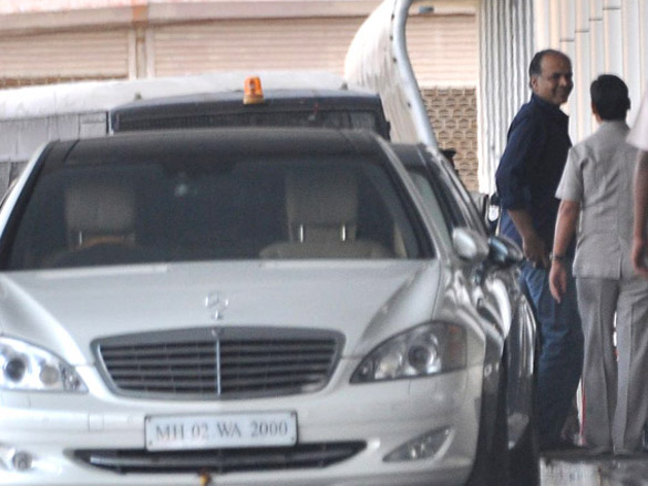 big b and abhishek snapped after aishwarya delivers baby girl 5