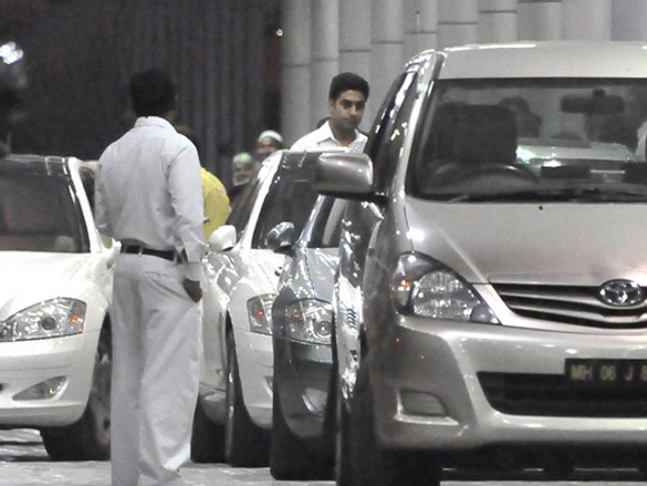 big b and abhishek snapped after aishwarya delivers baby girl 6