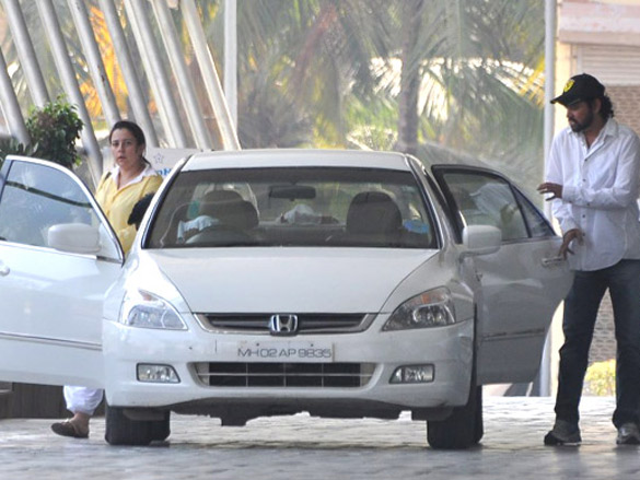 big b and abhishek snapped after aishwarya delivers baby girl 8