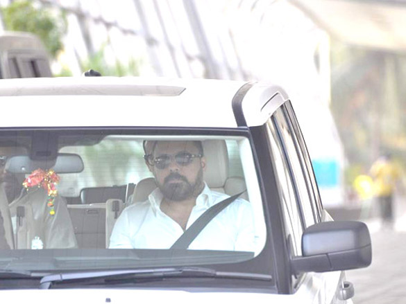 big b and abhishek snapped after aishwarya delivers baby girl 10