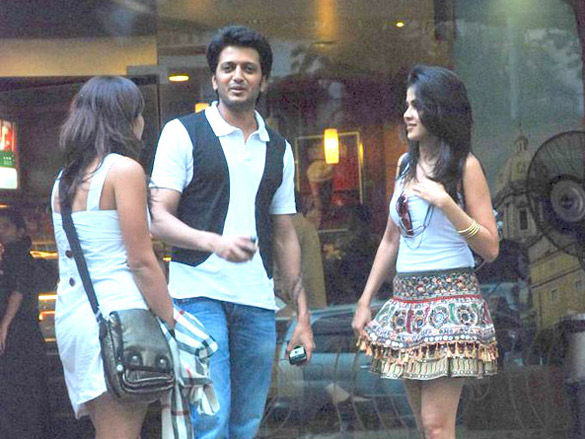 riteish and genelia snapped together at coffee shop 3