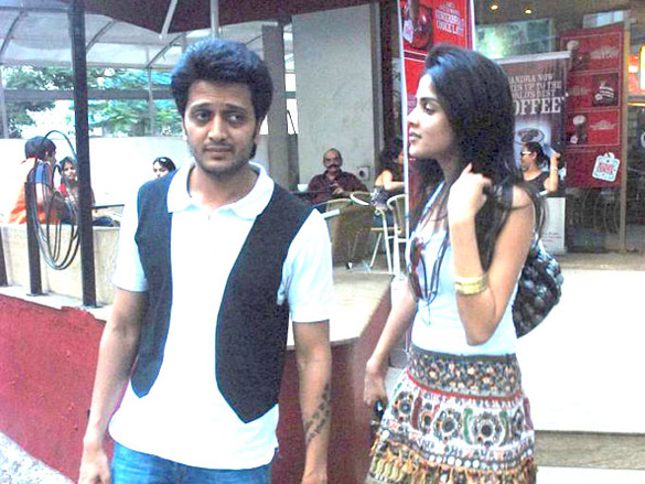 riteish and genelia snapped together at coffee shop 5