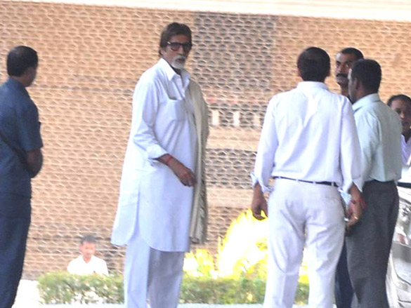 hrithik roshan and others visit aishwarya at the hospital 3