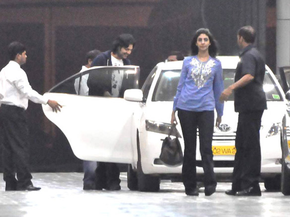 hrithik roshan and others visit aishwarya at the hospital 5