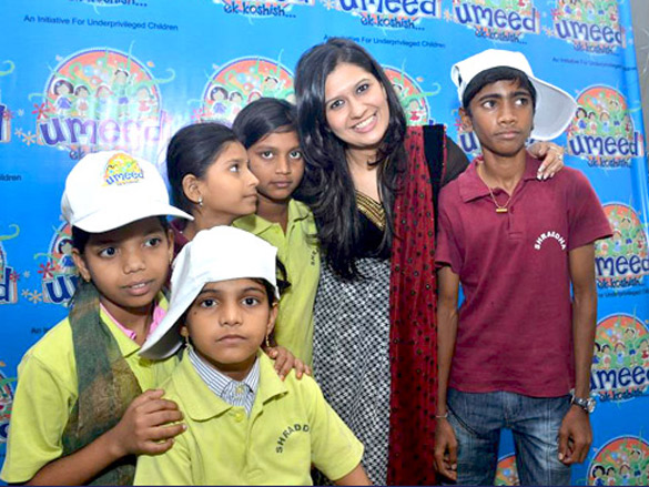 shiney and urvashi at manali jagtaps umeed show for children 9