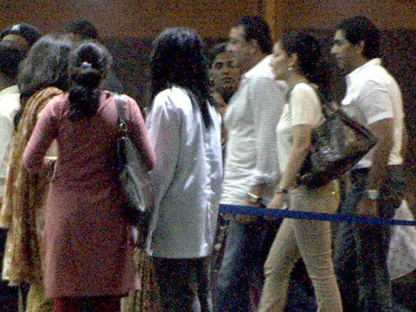 sanjay dutt visits aishwarya at the hospital 2