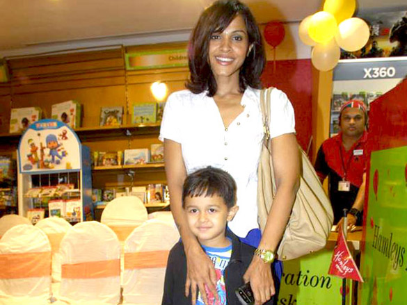 manyata dutt with her kids at hamleys birthday bash 5
