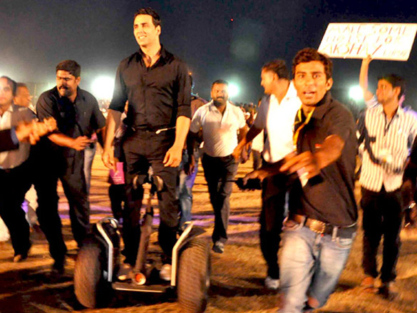 akshay kumar visits vadodara for khel mahakumbh 2011 sports event 8