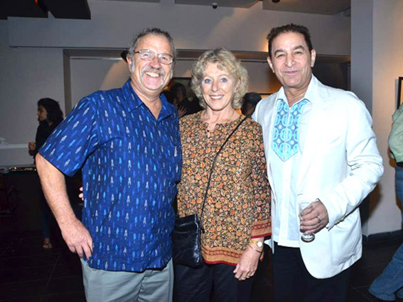 pooja bedi kabir bedi tanuja and rageshwari at jaideep mehrotra art event 6