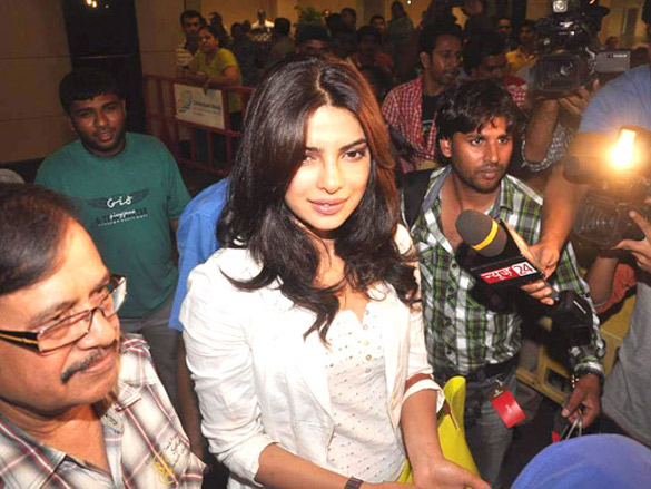 priyanka returns from dubai 4
