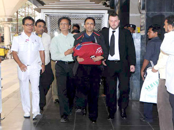 dev anands son arrives in mumbai with his fathers asthi 3