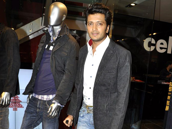 riteish deshmukh at celio store launch in bandra 8