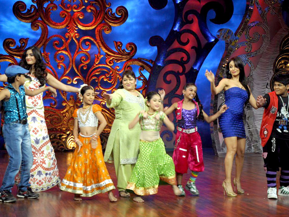 sonam and malaika on the sets of nachle ve with saroj khan 2