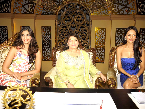 sonam and malaika on the sets of nachle ve with saroj khan 5
