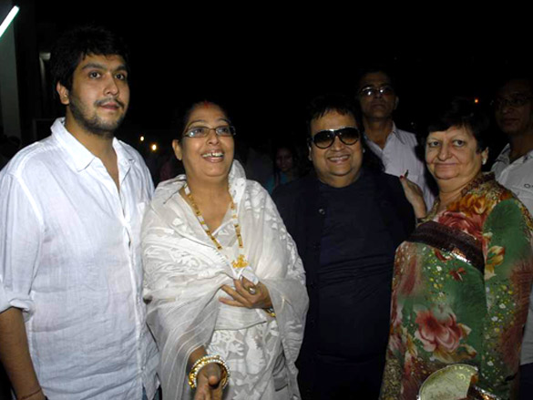 bollywood pays respect at dev anands prayer meet 14