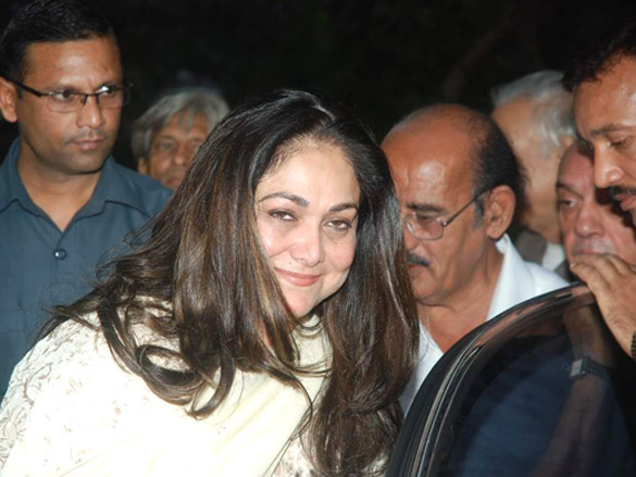 bollywood pays respect at dev anands prayer meet 28