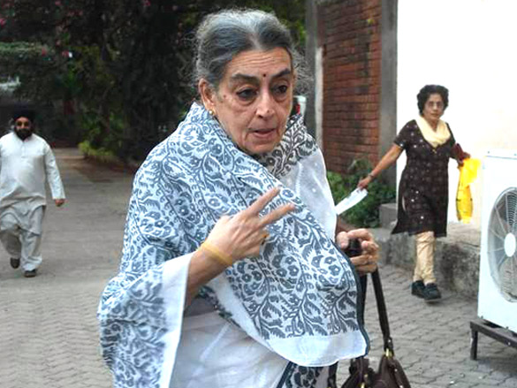 bollywood pays respect at dev anands prayer meet 30