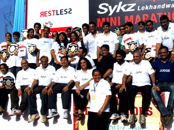 gurudas kamat flagged off 8th mini marathon 2011 at lokhandwala 7
