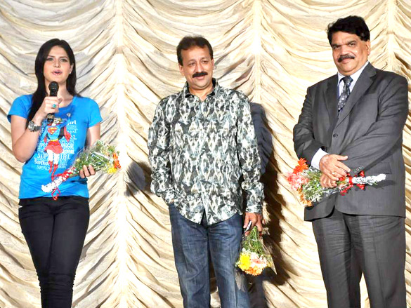 zarine khan at mmk college festival 2011 4
