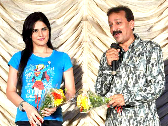zarine khan at mmk college festival 2011 5
