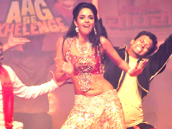 mallika sherawat performs for new year 2012 bash 7