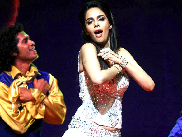 mallika sherawat performs for new year 2012 bash 16