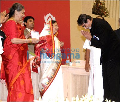 Check Out: Big B and Abhishek receiving National Awards for Paa