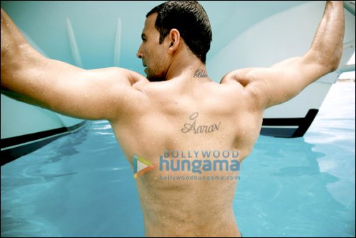 Akshay Kumar flaunted the tattoo made on his back view photo उततरखड म  शटग पर हन पर अकषय न शयर क शरटलस फट फस न य कय रएकट