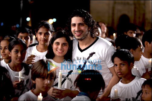Director Faruque Kabir shoots a promotional video for Allah Ke Banday with 1000 kids