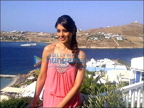 Check Out: Bipasha Basu in Mykonos, Greece shooting for Jodi Breakers