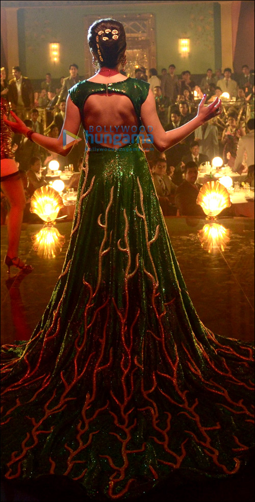 Check Out: Anushka Sharma’s 35 kg dress in Bombay Velvet