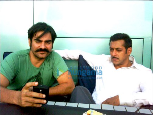 Check Out: Arbaaz giving Twitter tips to Salman