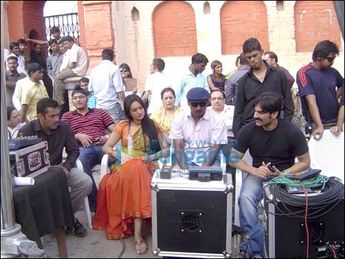 Spotted: Salman, Arbaaz and Sonakshi Sinha on sets of Dabangg