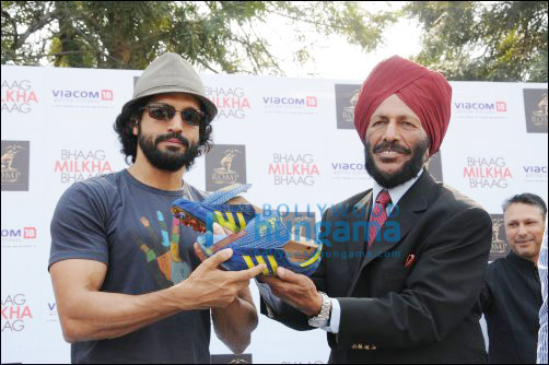 Milkha Singh hands over his shoes to Farhan