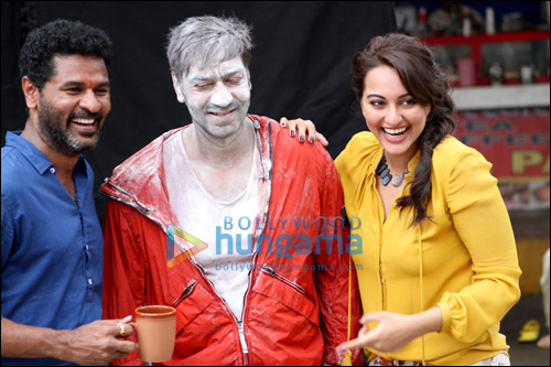 500px x 333px - Check out: Sonakshi Sinha throws 'flour' on Ajay Devgn for a shot in Action  Jackson : Bollywood News - Bollywood Hungama