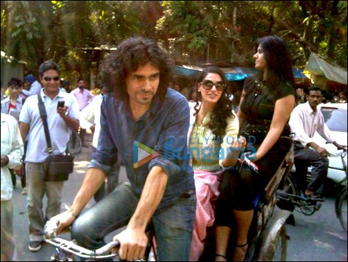 Imtiaz Ali takes Nargis for rickshaw ride