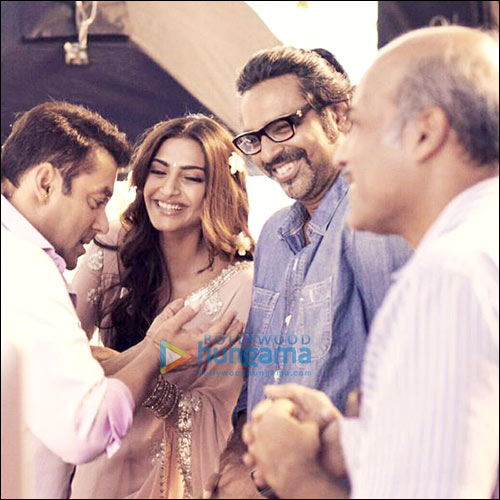 Salman Khan, Sonam Kapoor share a fun moment on Prem Ratan Dhan Payo set